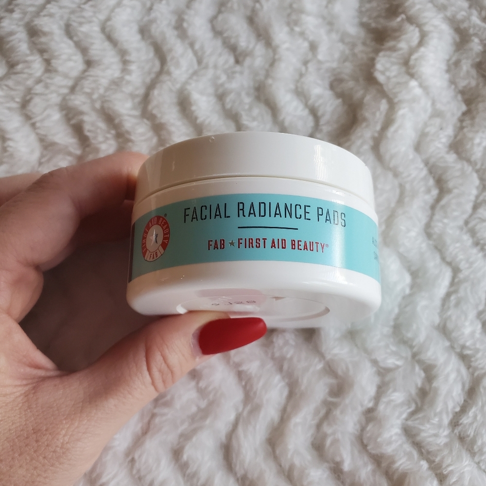 First Aid Beauty Facial Radiance Pads - Picture 2 of 6